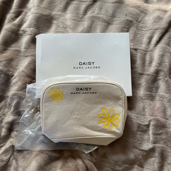 New Marc Jacobs Makeup Bag - Picture 2 of 5